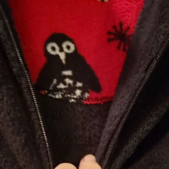 WARM fuzzy Sweatshirt w/ Red Penguin Inside Accent‎ - Picture 7 of 11